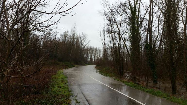 Imagen del acceso a Toral, durante las riadas