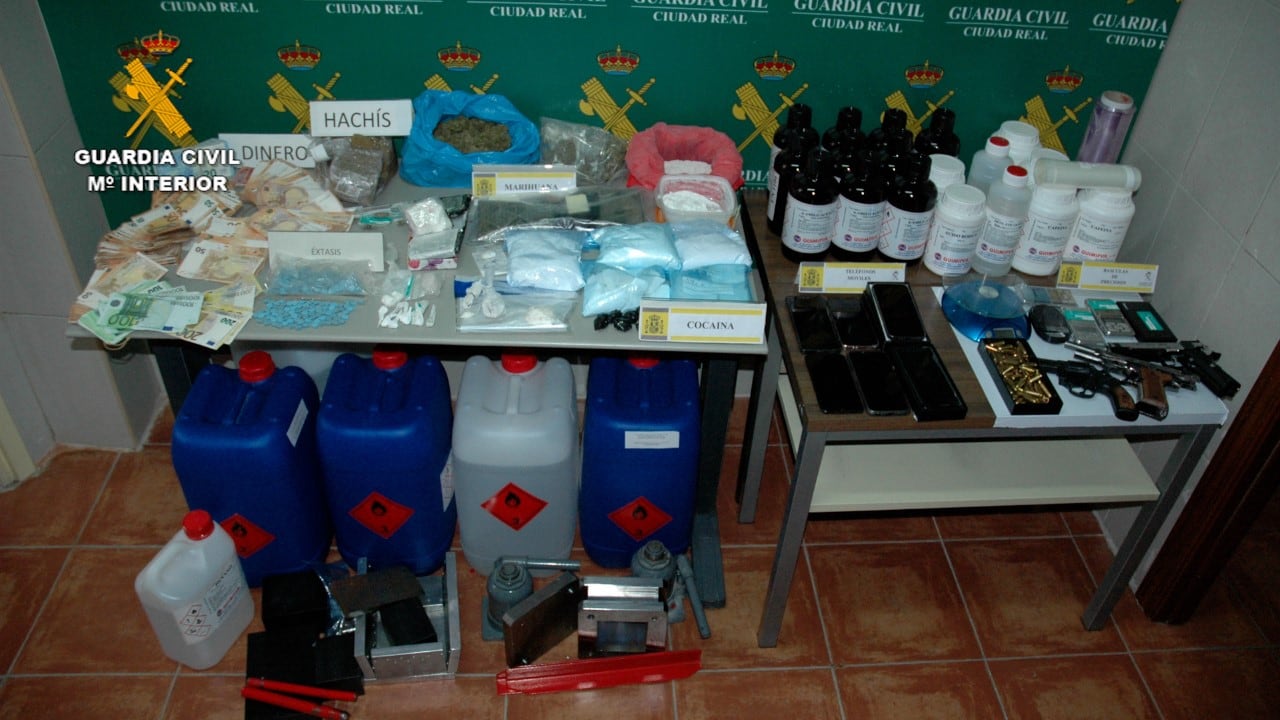 Droga y material intervenido durante la operación Maviko