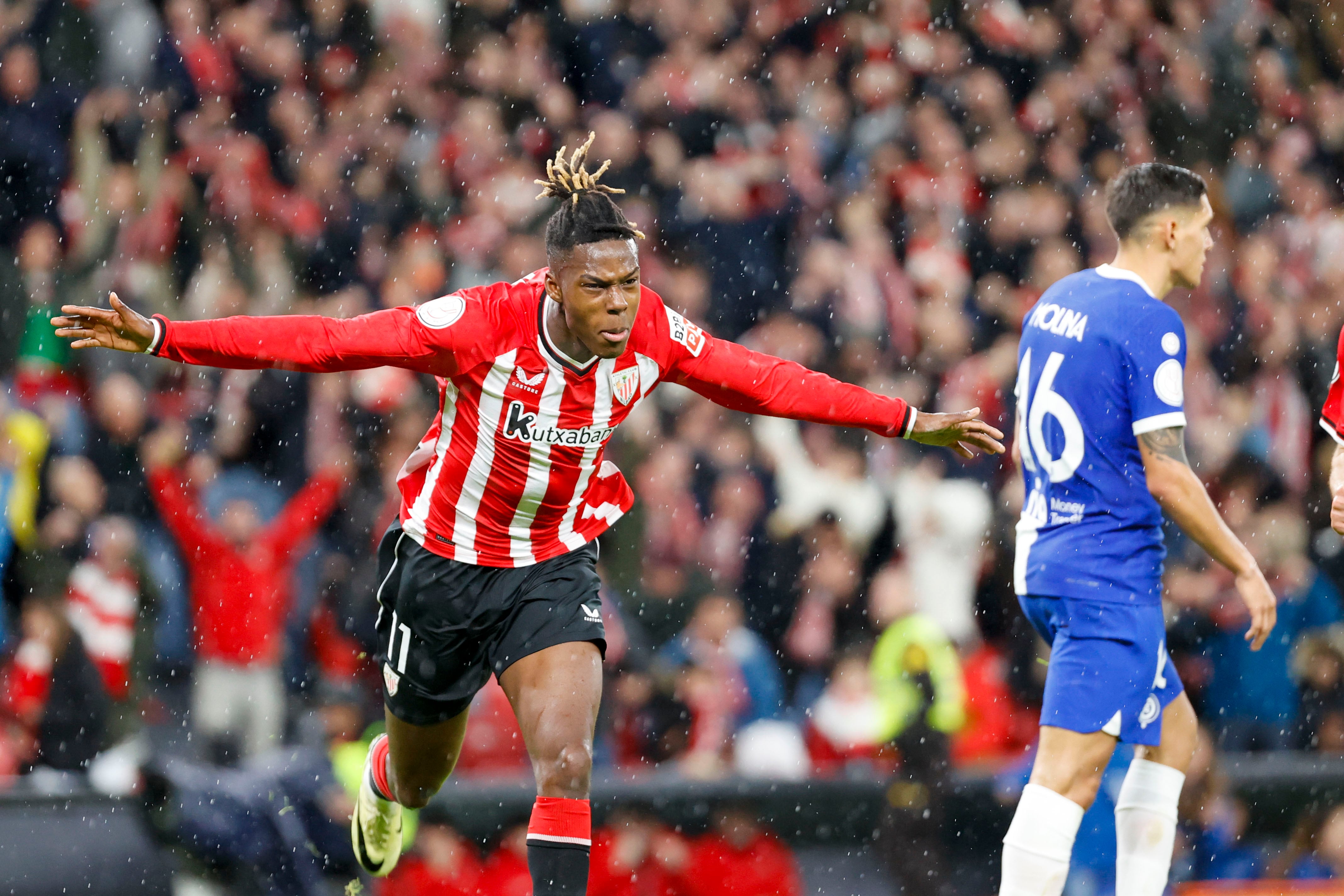 El centrocampista del Athletic Club Nico Williams celebra su gol, segundo del equipo vasco, durante el partido de vuelta de semifinales de la Copa del Rey que Athletic Club de Bilbao y Atlético de Madrid disputan este jueves en el estadio de San Mamés, en Bilbao