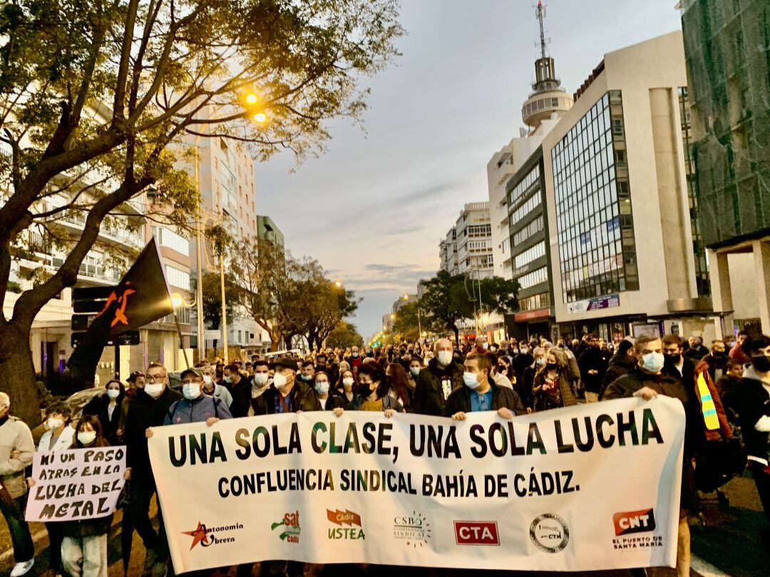 Imagen de la manifestación en defensa del metal por las calles de la avenida de Cádiz