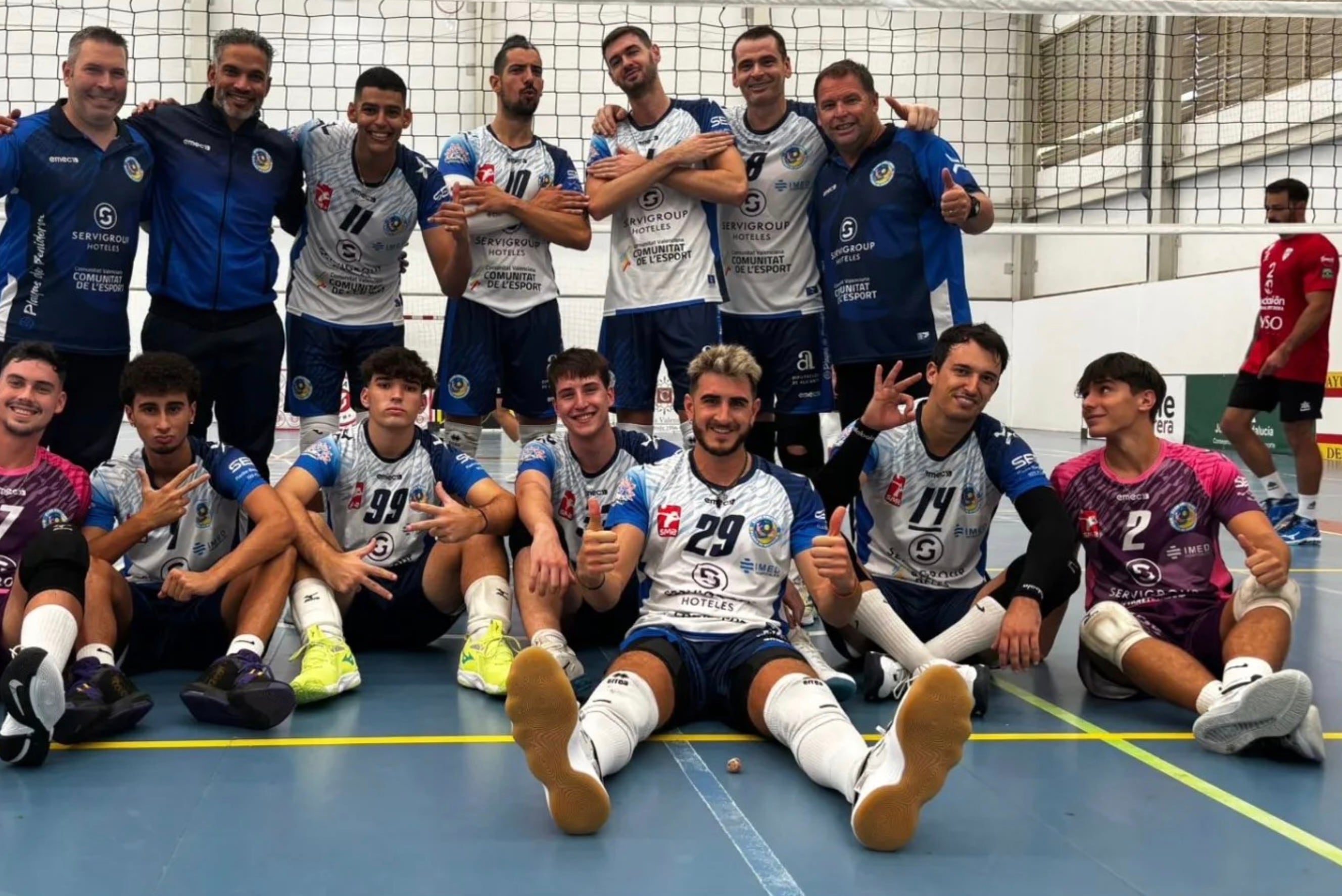 Imagen del equipo masculino del Club Voleibol Playas de Benidorm en su visita a Utrera