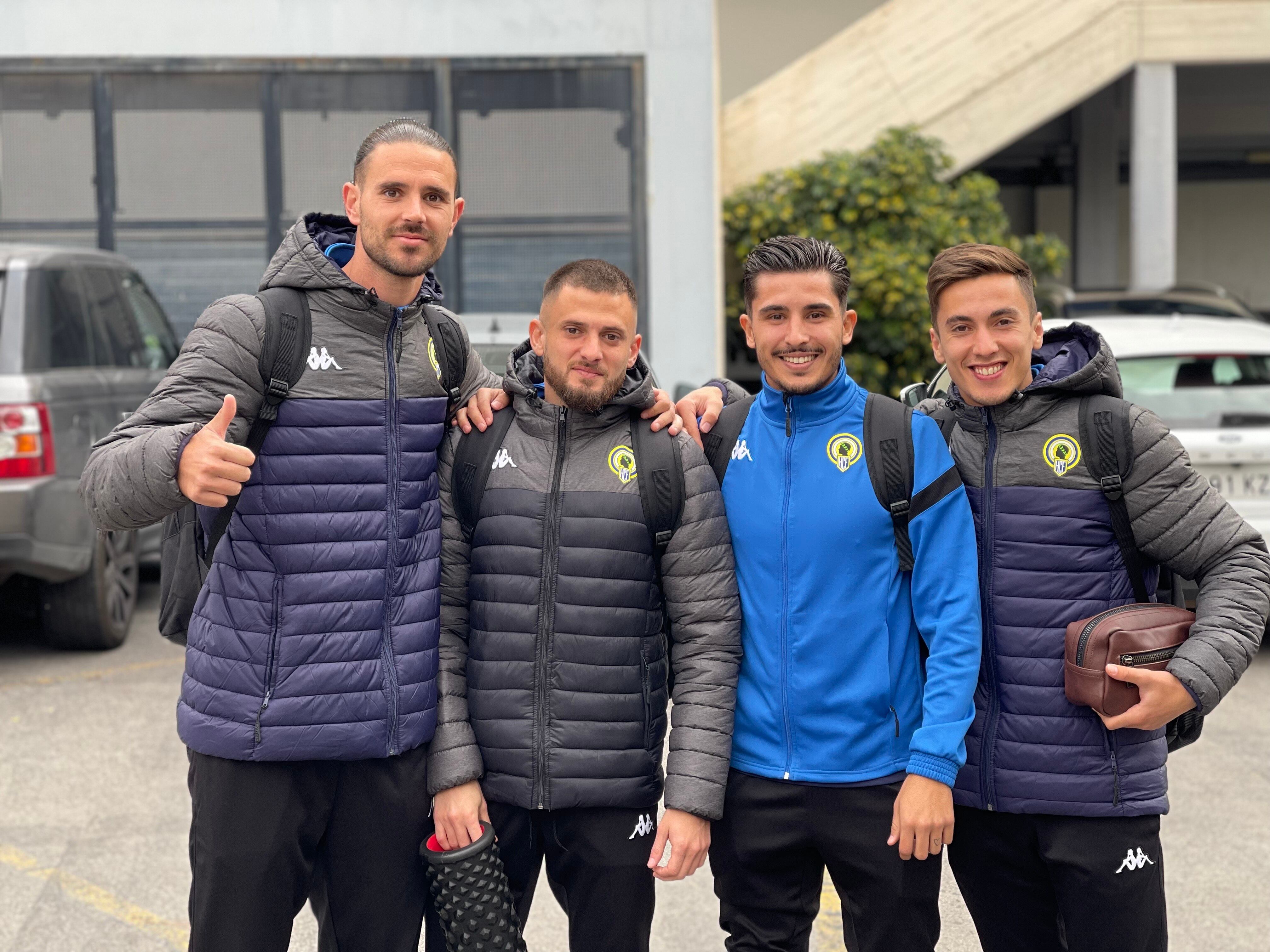 Mario Gómez, Artiles, Cedrés y Eimil antes de subirse al autobús a Barcelona