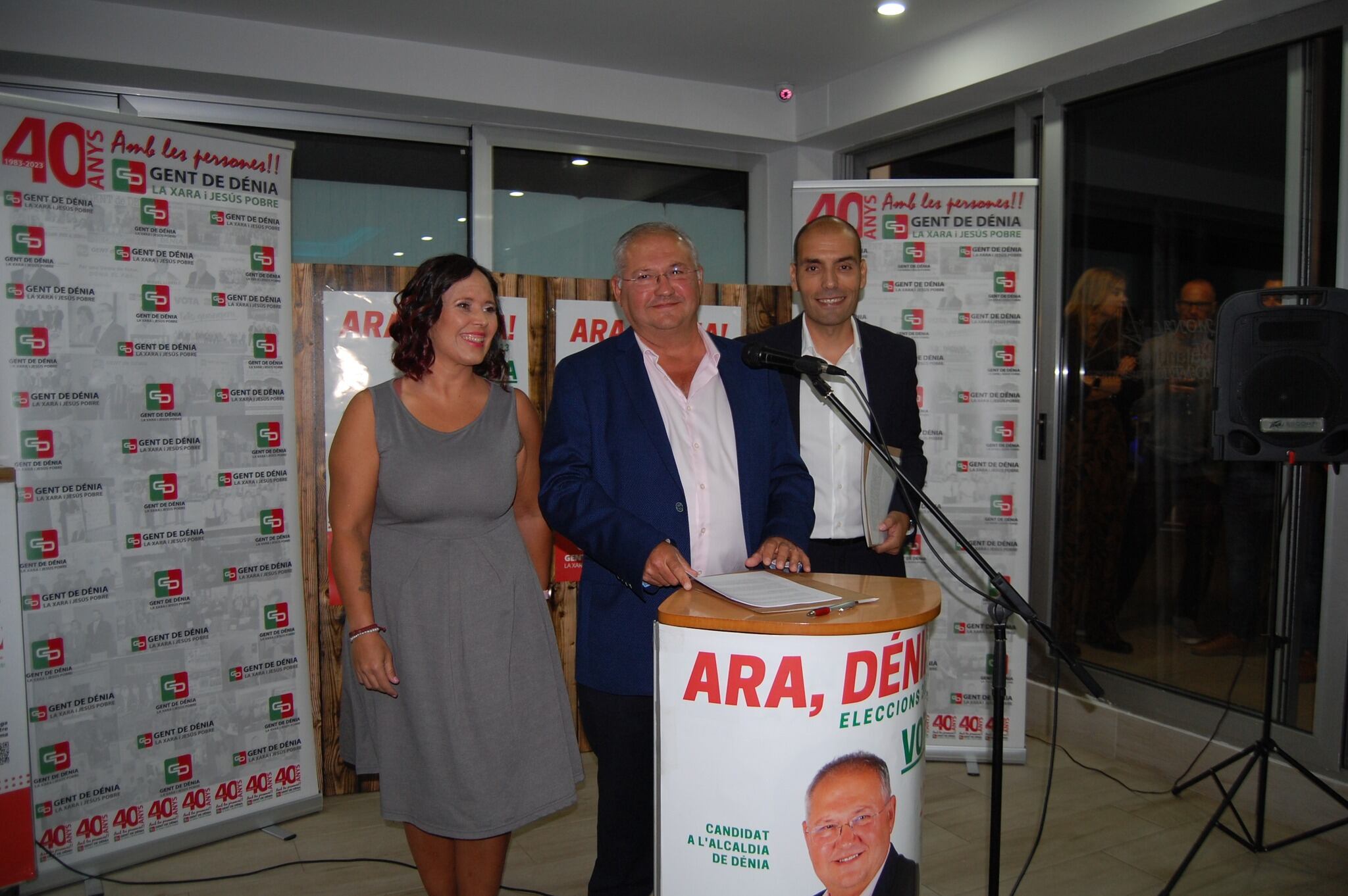 El candidato a la alcaldía, Mario Vidal (c), junto a Miguel Donderis y Clara Pons.