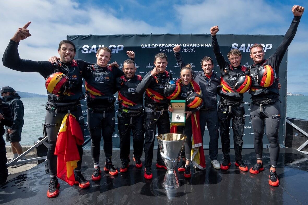 Joan Cardona, Nicole Van der Velde  i la resat de l'equip espanyol que es va proclamar aquest estiu campió del món de Sail GP.
