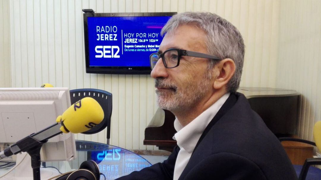 Paco Piniella, candidato a rector de la UCA, en los estudios de Radio Jerez