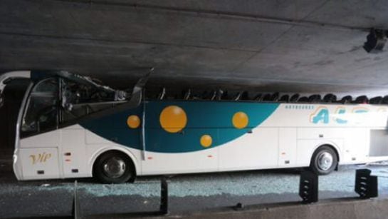 Foto cedida por la Delegación del Gobierno frances del autobús que transportaba cerca de sesenta estudiantes españoles de Bilbao a Amsterdam