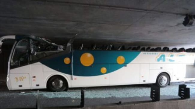 Foto cedida por la Delegación del Gobierno frances del autobús que transportaba cerca de sesenta estudiantes españoles de Bilbao a Amsterdam