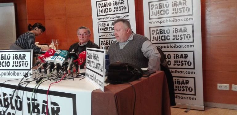 Andrés Krakenberger y Candido Ibar, padre de Pablo, el día de la presentación de la campaña de recaudación para financiar el nuevo juicio.