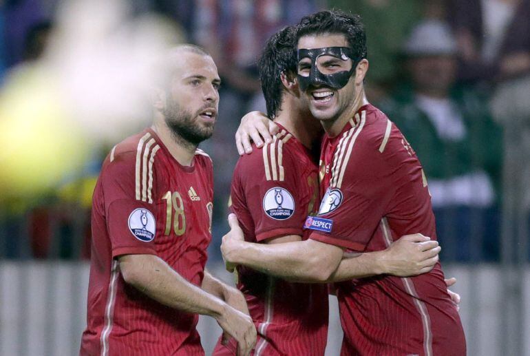 ZEN008. Borisov (Belarus), 14/06/2015.- Cesc Fabregas (R) of Spain celebrates with his teammates their goal against Belarus during the UEFA EURO 2016 qualifying soccer match between Belarus and Spain in Borisov, Belarus, 14 June 2015. (Bielorrusia, España