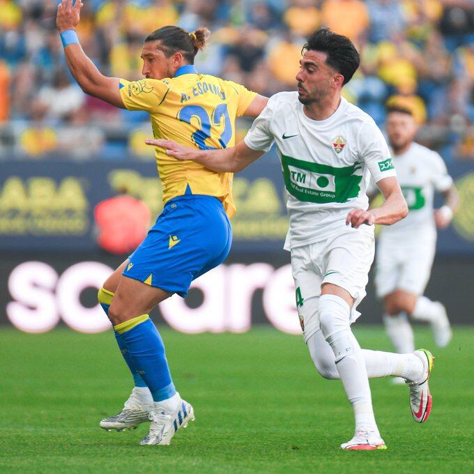 Kike Pérez pugna por un balón con el jugador del Cádiz Espino