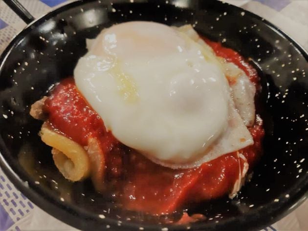 Cazuela de patatas panaderas con tomate frito y huevo