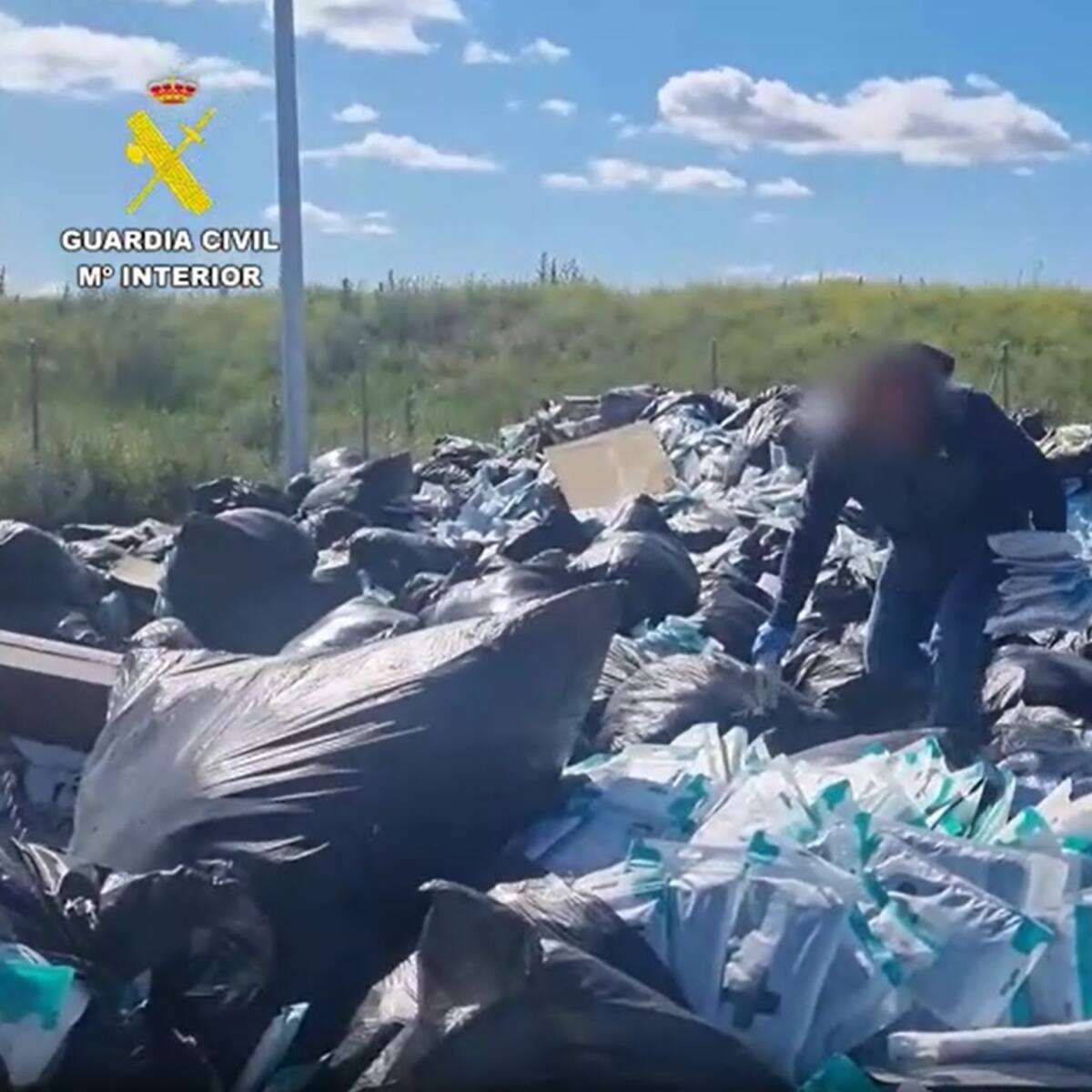 El alcalde de Valdemoro reclamará a los responsables el coste de la limpieza del vertido de mascarillas