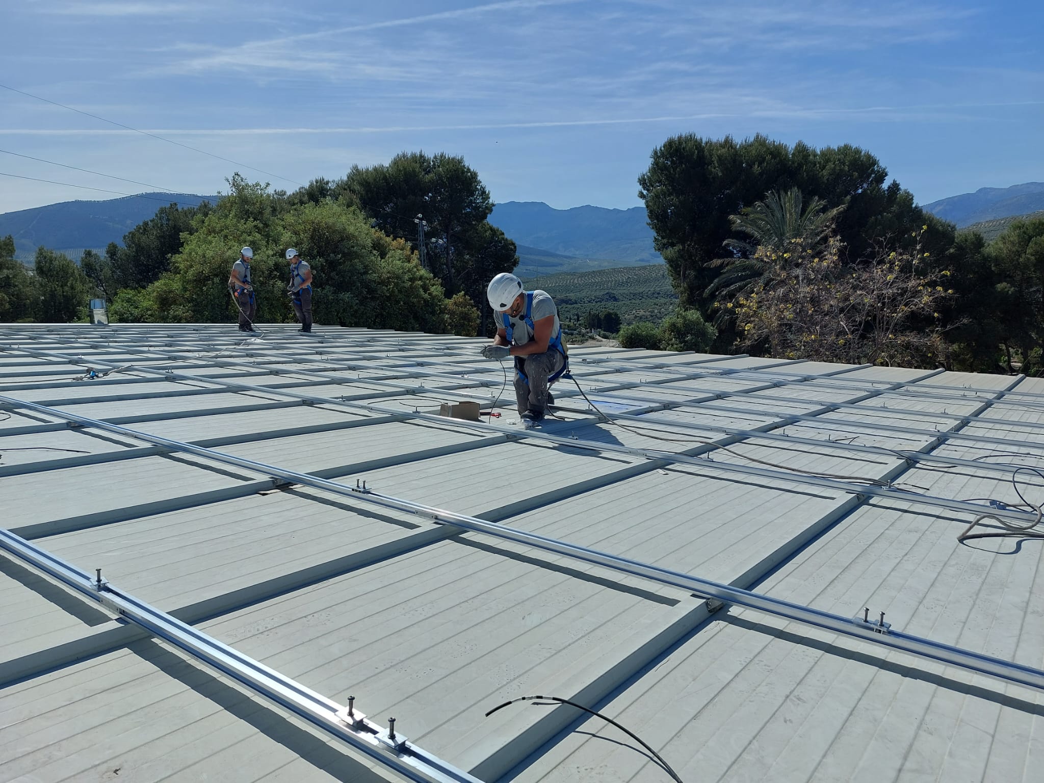 Un operario instala paneles solares en la Salobreja.