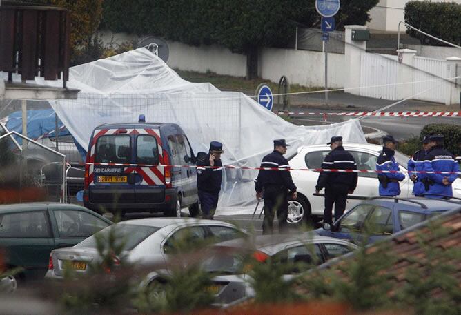 Agentes franceses en el lugar del atentado de ETA