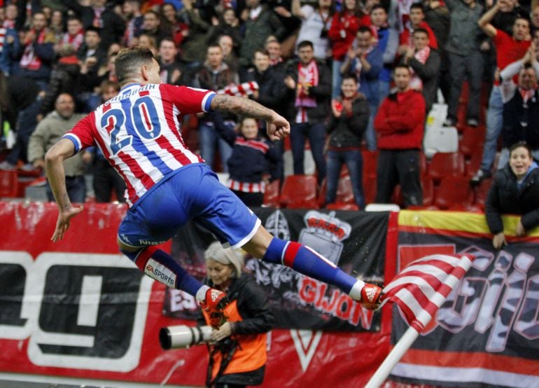 GRA233. GIJÓN, 06-12-2015.- El delantero paraguayo del Sporting de Gijón Antonio Sanabria celebra la consecución del primer gol de su equipo ante la UD Las Palmas durante el partido de la decimocuarta jornada de liga en Primera División que se disputa esta noche en el Molinón. EFE-Alberto Morante