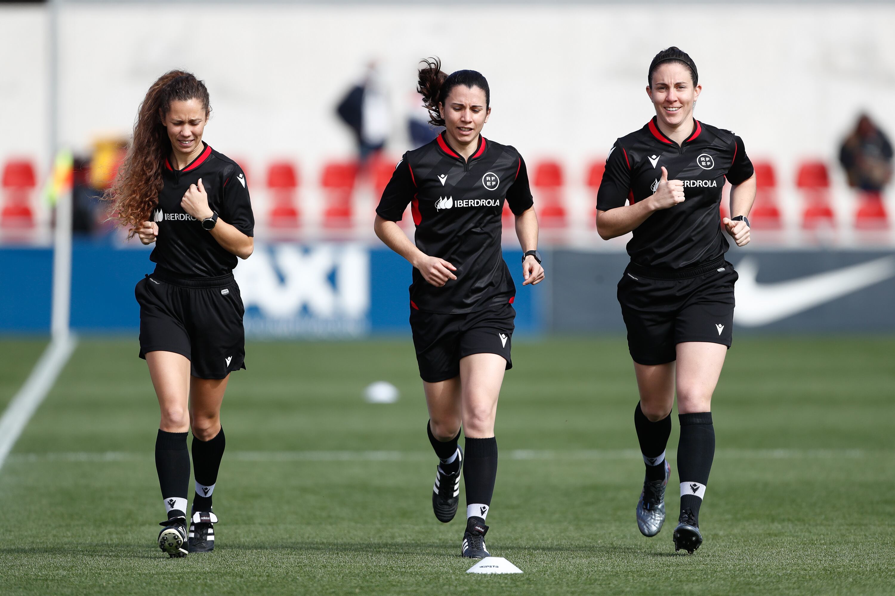 Ainara Andrea Acevedo calienta en la ciudad deportiva Wanda Alcalá de Henares