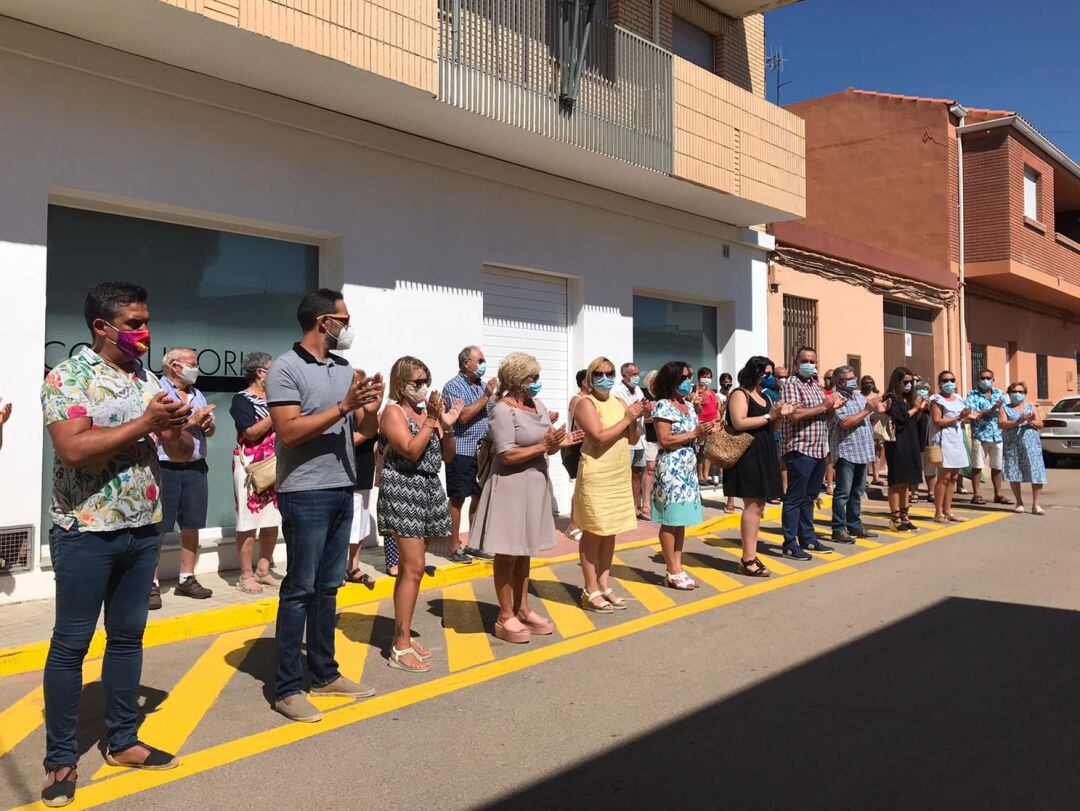 Minuto de silencio en Cabanes en homenaje al menor asesinado por su padre. 