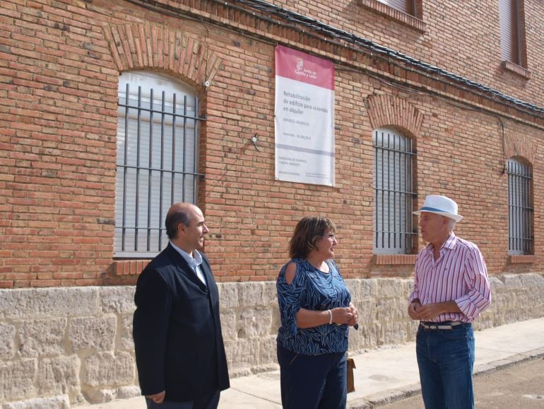 El delegado territorial de la Junta, Luis Domingo González, ha visitado la vivienda rehabilitada en Amusco (Palencia)