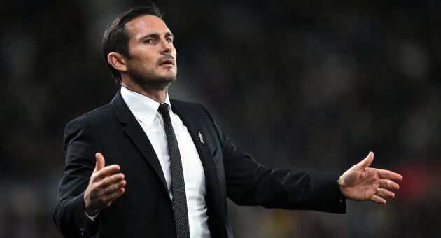 Lampard, con los brazos abiertos durante un partido