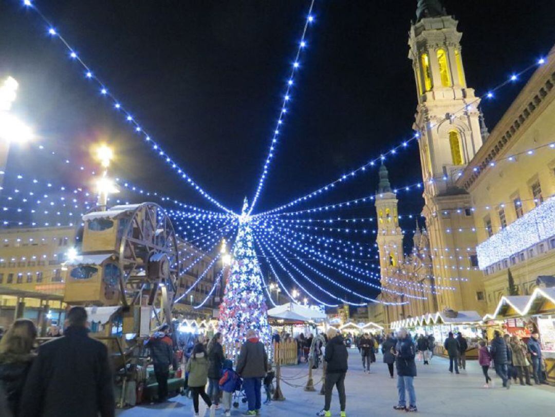 Imagen de archivo del mercadillo navideño en la Plaza del Pilar en el año 2017 