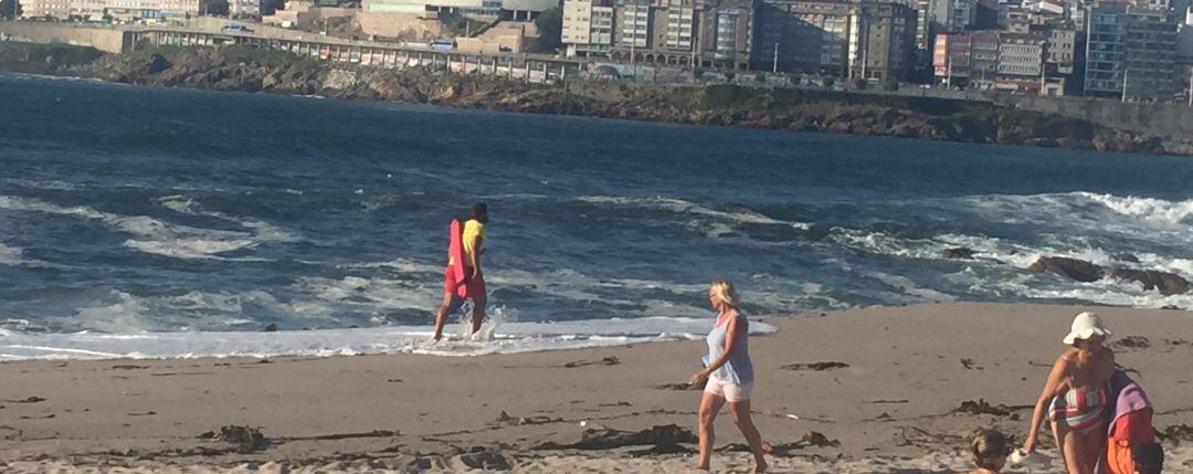 Un socorrista durante las mareas vivas en Riazor, A Coruña