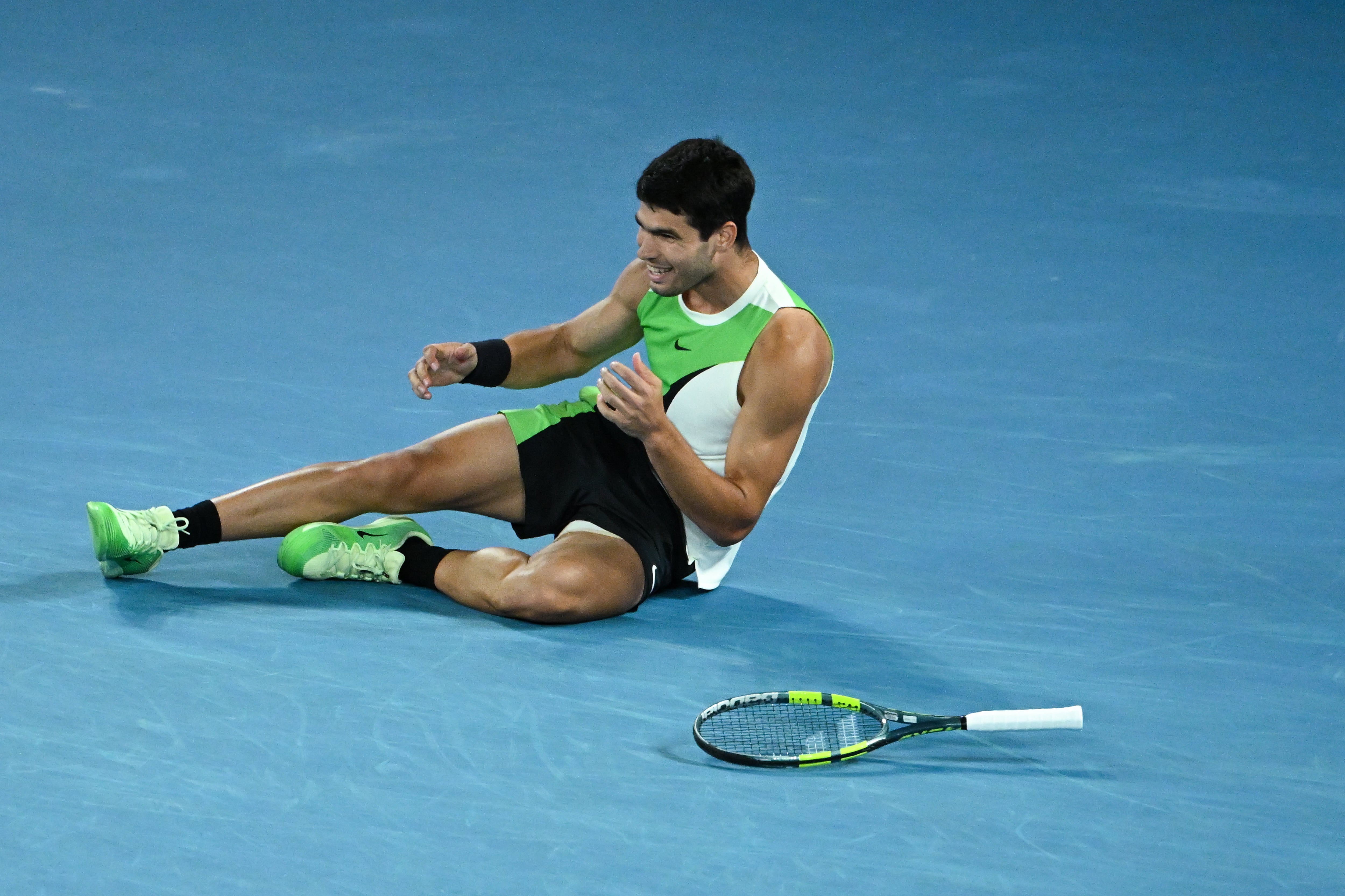 MELBOURNE (Australia), 01/02/2026.- Carlos Alcaraz of Spain celebrates winning the Mens Singles final match against Novak Djokovic of Serbia at the Australian Open tennis tournament in Melbourne, Australia, 01 February 2026. (Tenis, España) EFE/EPA/JAMES ROSS AUSTRALIA AND NEW ZEALAND OUT