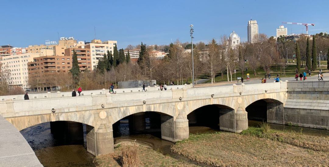 Puente del Rey atravesando el Manzanares.