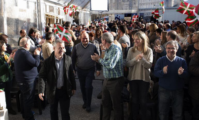  El lehendakari, Iñigo Urkullu (delante), seguido del presidente del PNV, Andoni Ortuzar, a su llegada al acto electoral celebrado en la plaza Matxete, en Vitoria.  