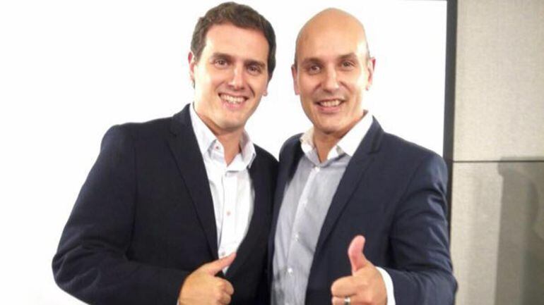 El coordinador provincial de Ciudadanos León, Sadat Maraña (d), junto al líder nacional de la formación naranja, Albert Rivera. 