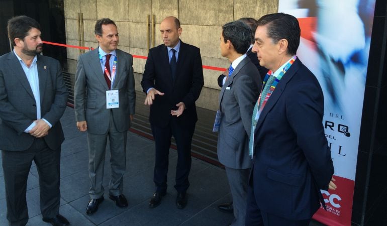 El alcalde Gabriel Echavarri junto a Carlos Castillo y Natxo Costa