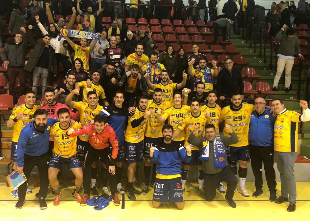 La familia amarilla -equipo y afición- inmortalizó así su triunfo en Zarautz.