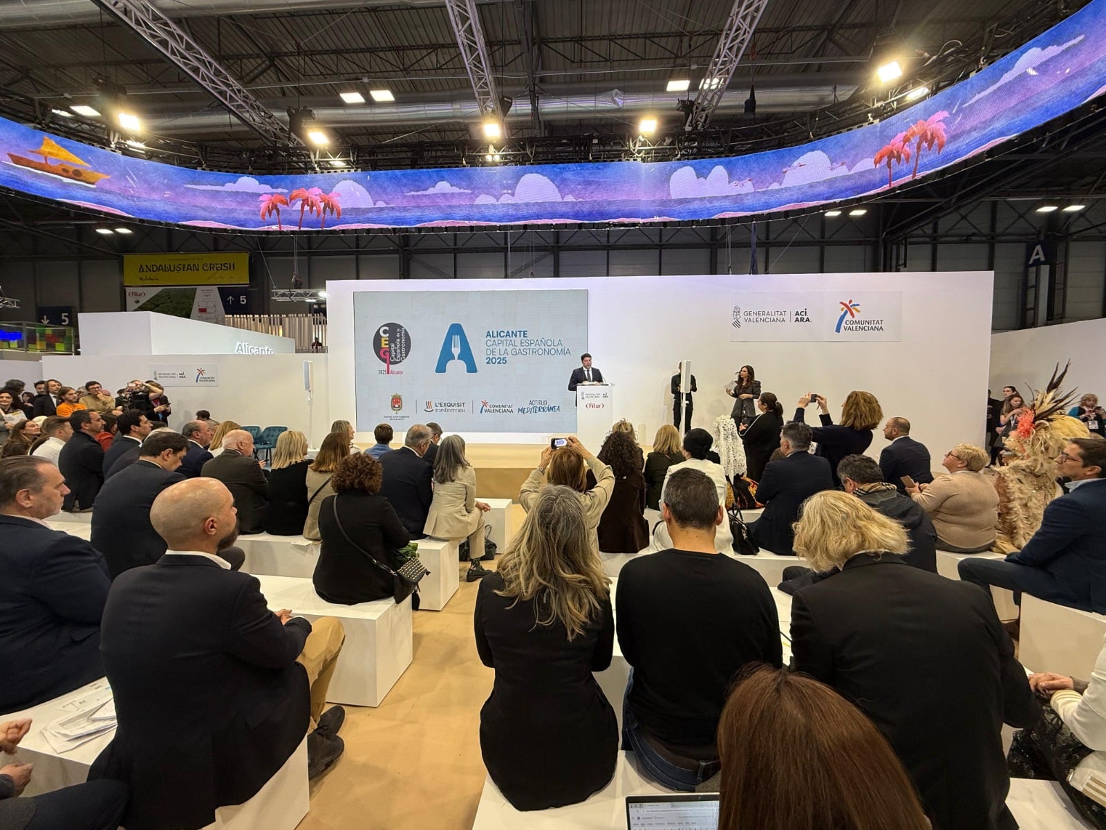 El alcalde Barcala presentando las propuestas de la ciudad en el pabellón central de Fitur durante el &quot;Día Alicante&quot;