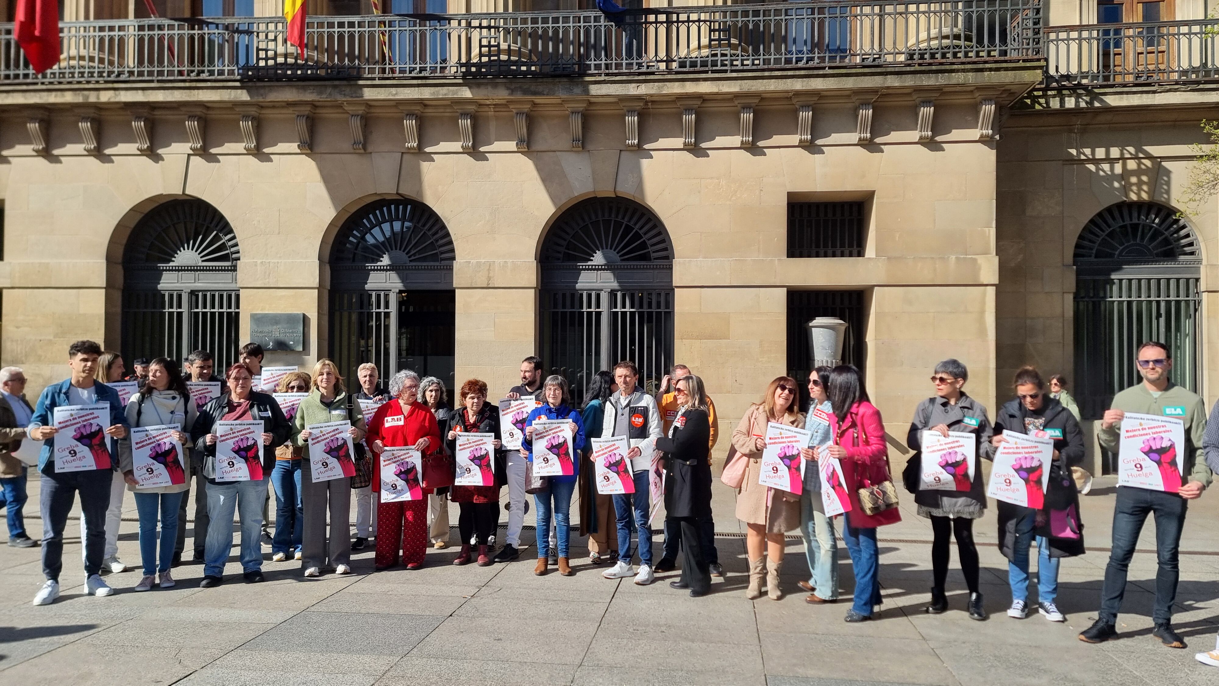 Representantes sindicales frente al Palacio de Navarra