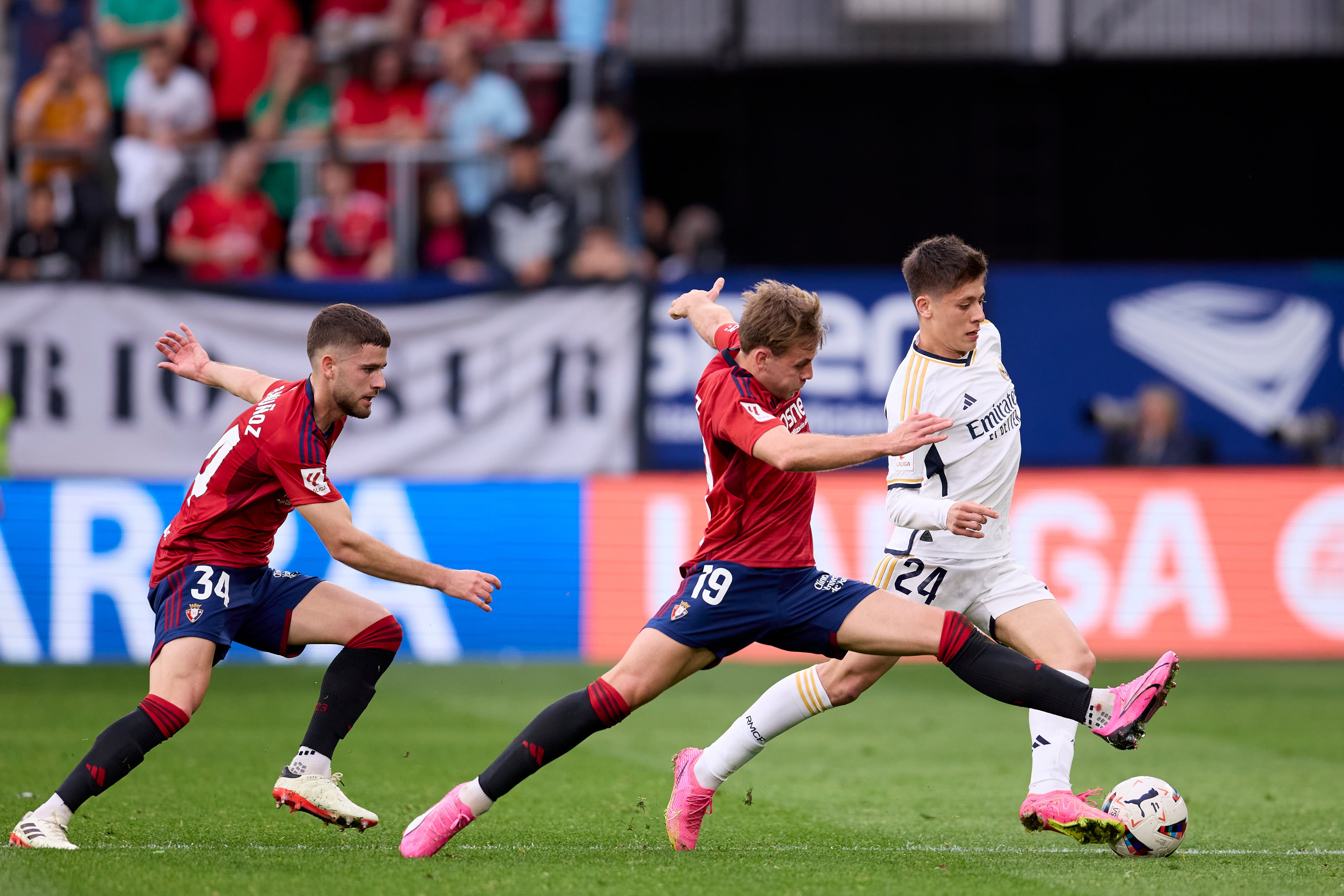 Arda Güler regatea a dos rivales en el partido Osasuna - Real Madrid