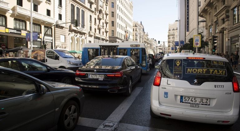 Dos accidentes en quince minutos colapsan el tráfico de la Gran Vía de Madrid, una de las calles más transitadas de la capital de España. 