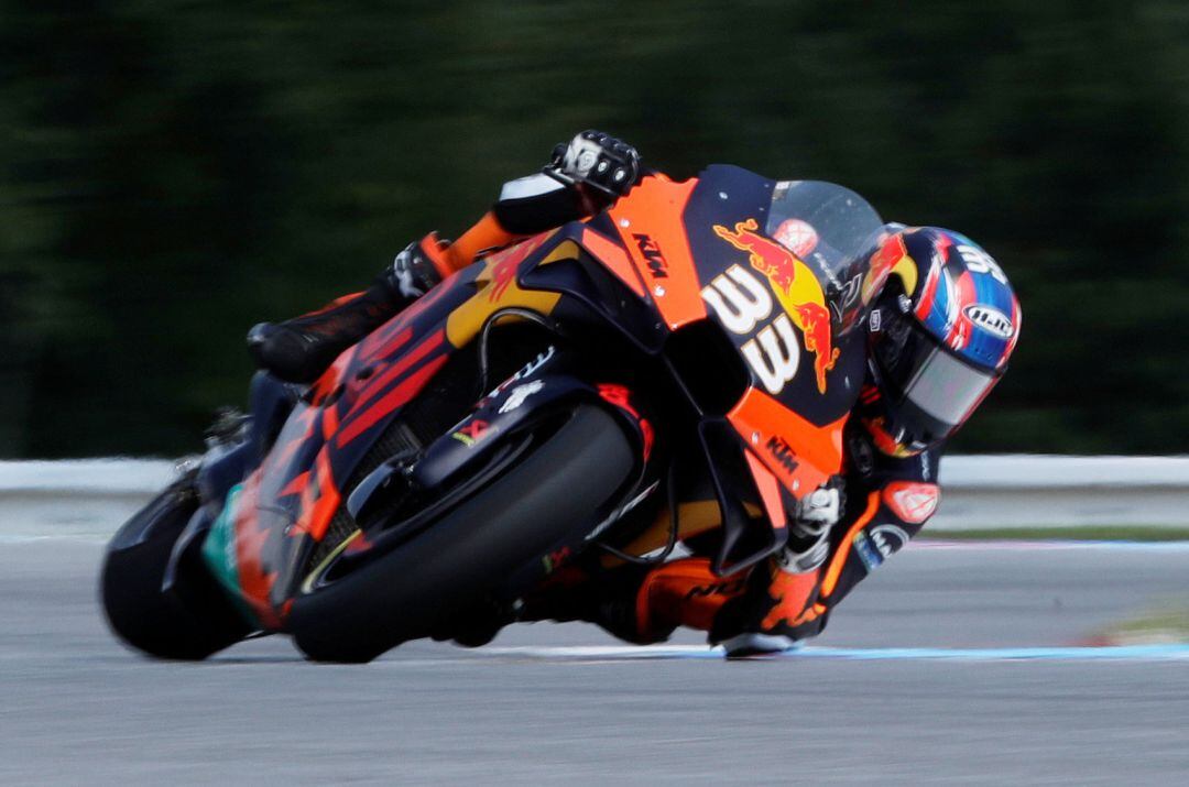 Brad Binder surante la carrera del domingo