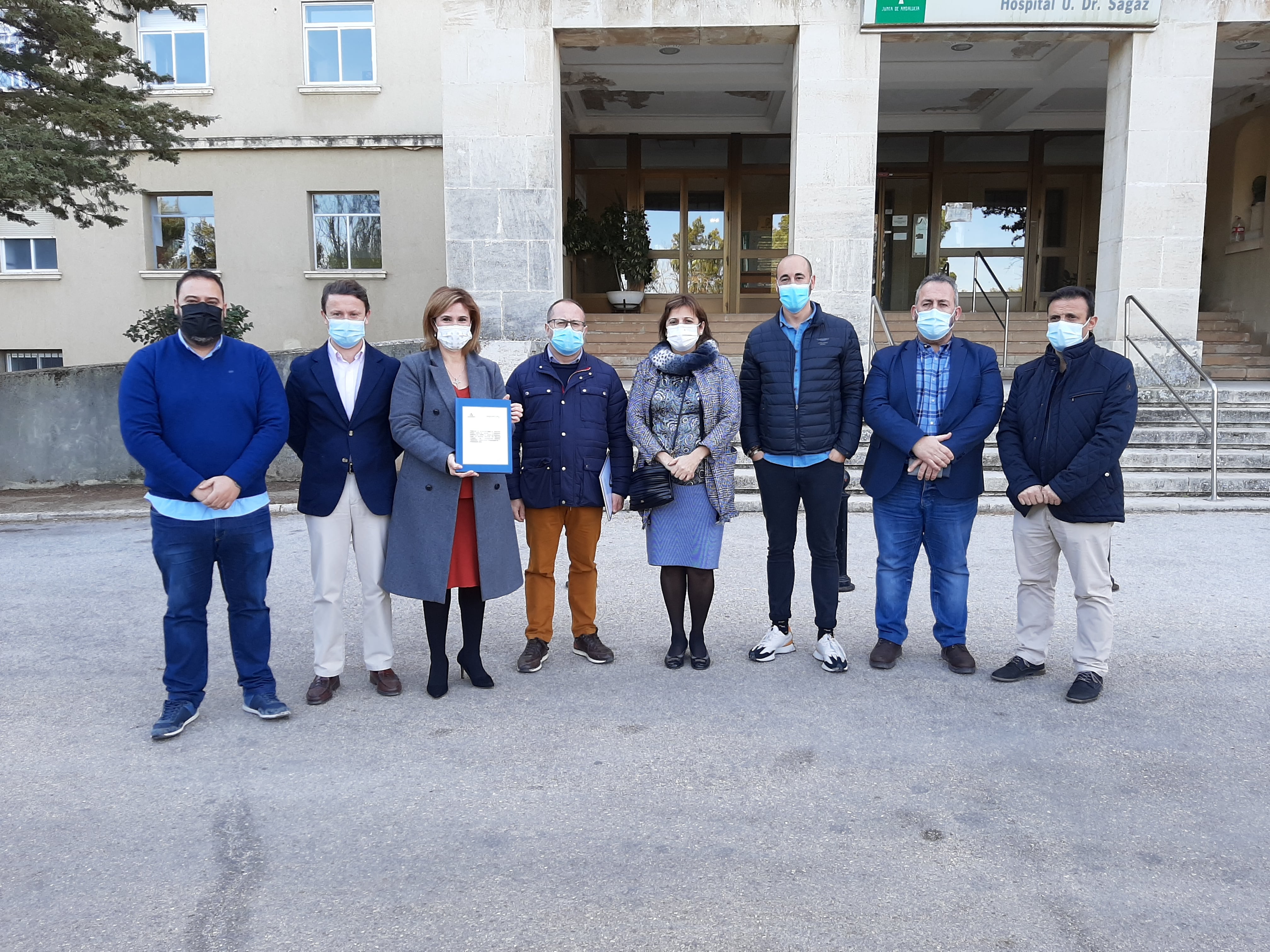 La delegada de salud y familias de Jaén, Trinidad Rus (tercera por la izquierda), durante una visita al Hospital Doctor Sagaz