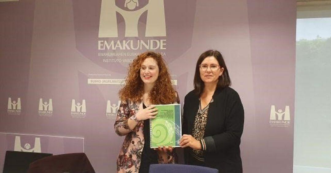 Estibaliz Linares, autora del estudio, junto con la directora de Emakunde, Izaskun Landaida