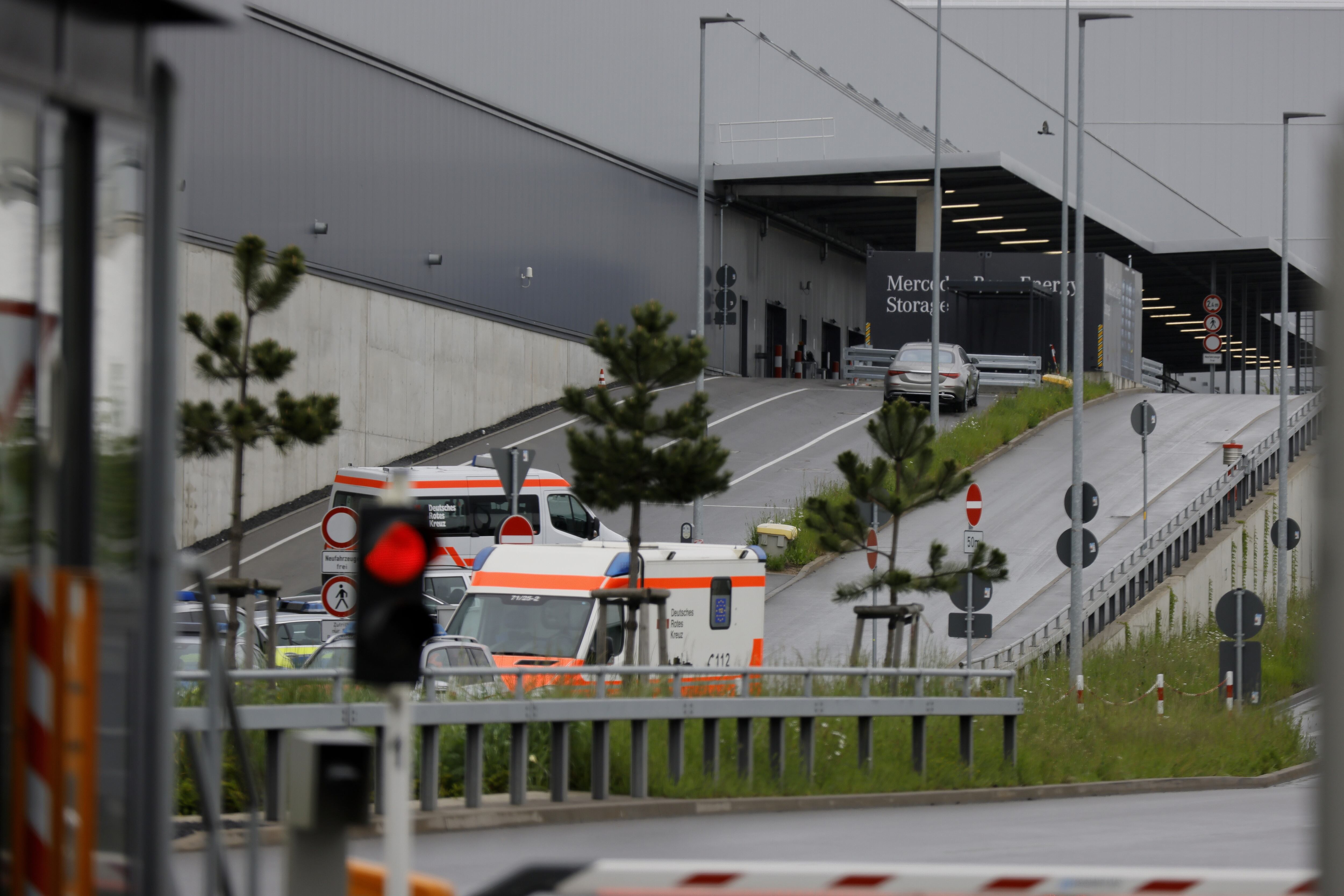 Ambulancias en la planta de Mercedes.