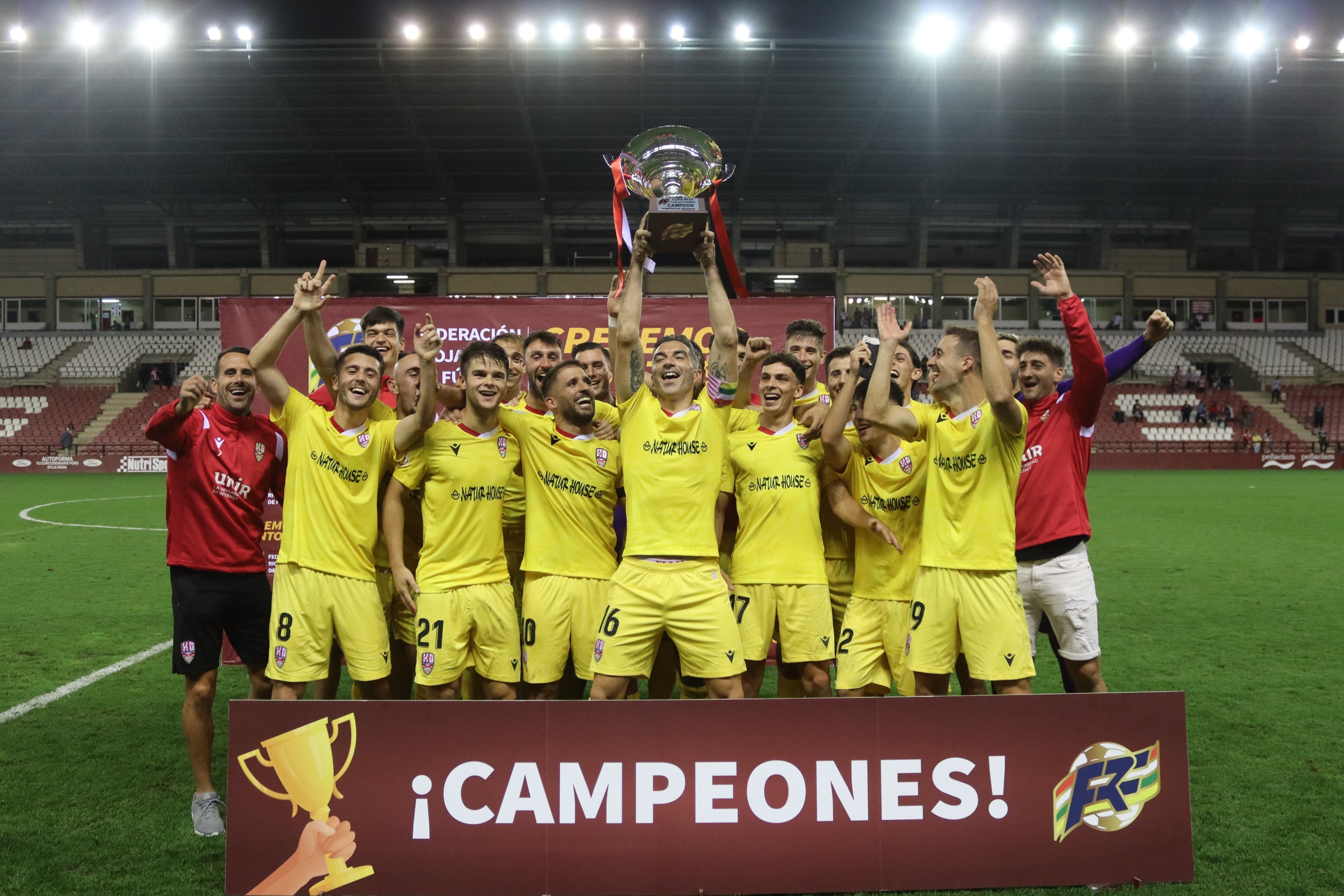 Iñaki Sáenz levanta el trofeo que acredita a la UD Logroñés como campeón de la fase autonómica de la Copa Federación / Federación Riojana de Fútbol