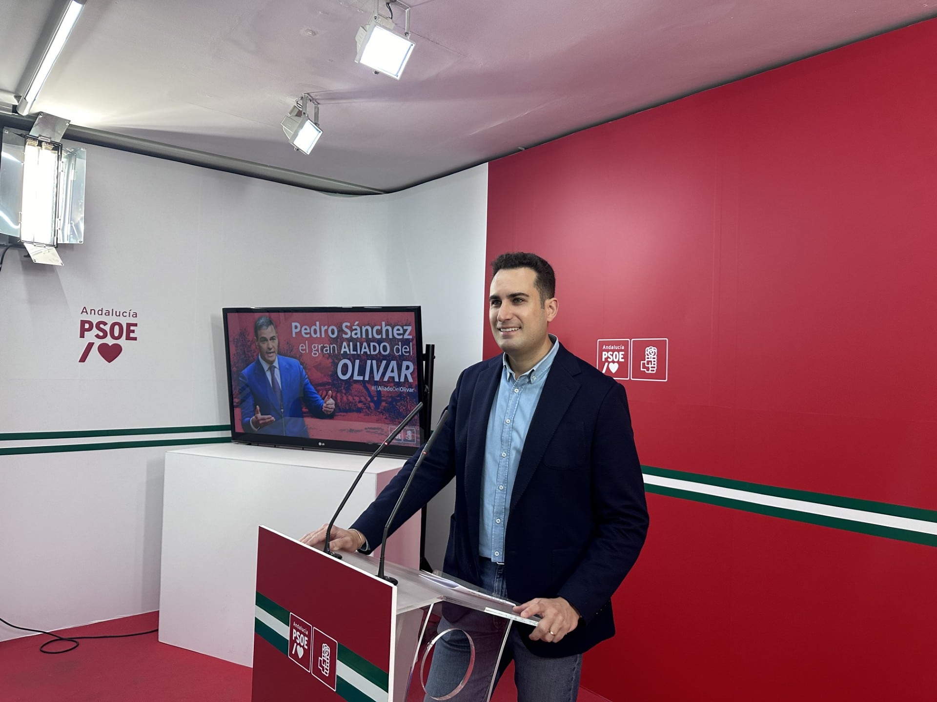 El coordinador del Grupo Parlamentario Socialista, José Latorre, en la sede del PSOE provincial.