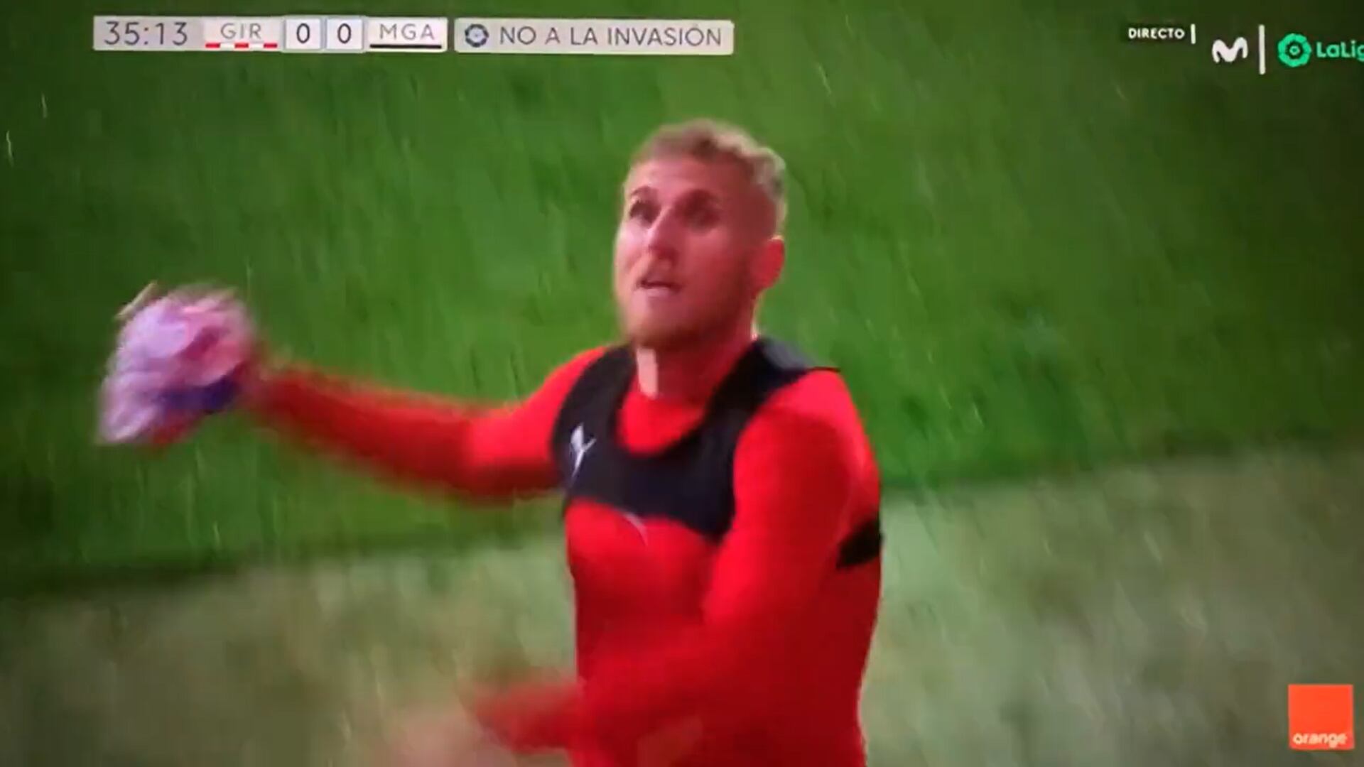 Samu Saiz, abandonando el terreno de juego