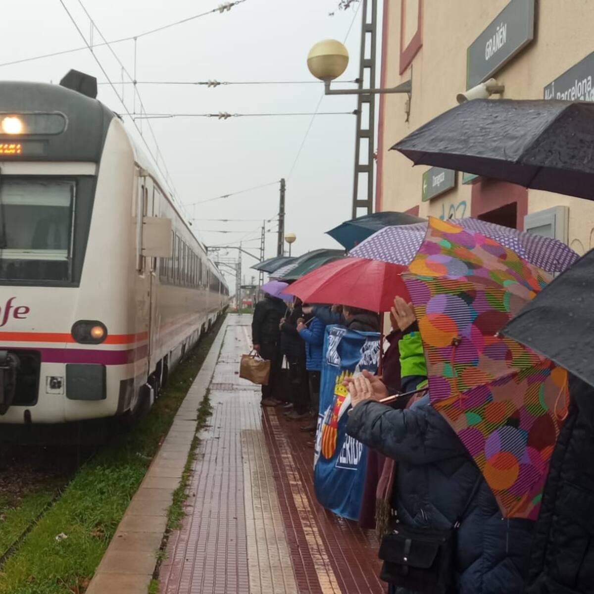Pese a la lluvia decenas de personas vuelve a pedir mejoras en el tren en Los Monegros