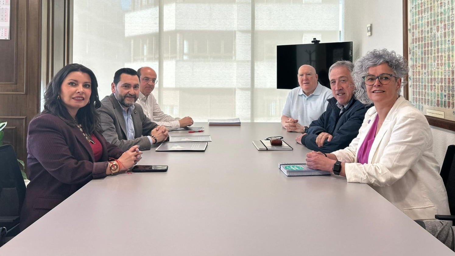 De izquierda a derecha: alcaldesa del Valle de Egüés, Xuriñe Peñas; el director general de Administración Local y Despoblación, Jesús María Rodríguez; Javier Cía, director de Servicio de Gestión y Cooperación Económica; Alfredo Arruiz, alcalde de Huarte; Joseba Asirón, alcalde de Pamplona y Berta Arizkun, alcaldesa de Burlada