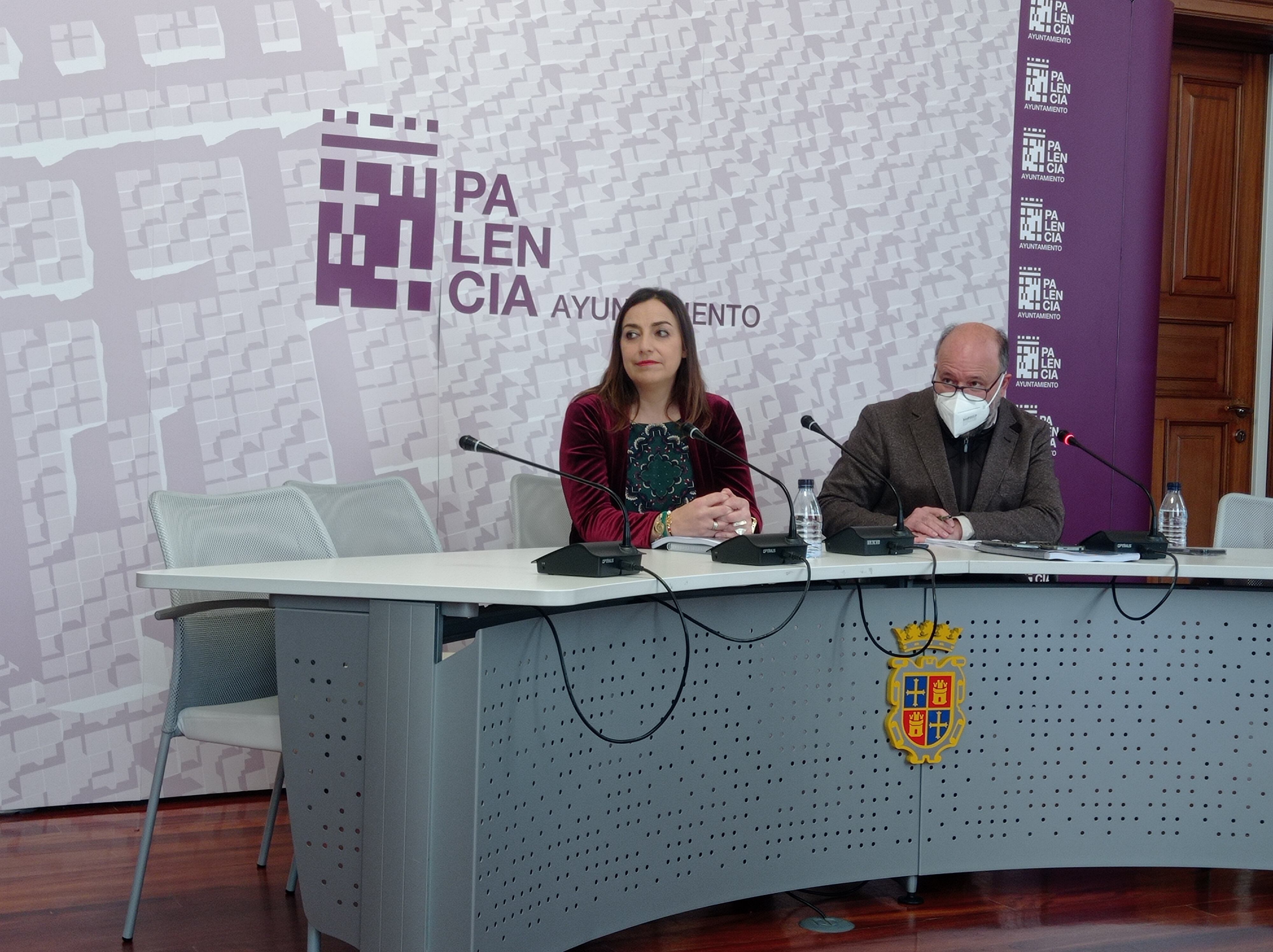 Miriam Andrés y carlos Hernández durante la presentación de su propuesta de Presupuestos municipales para 2024