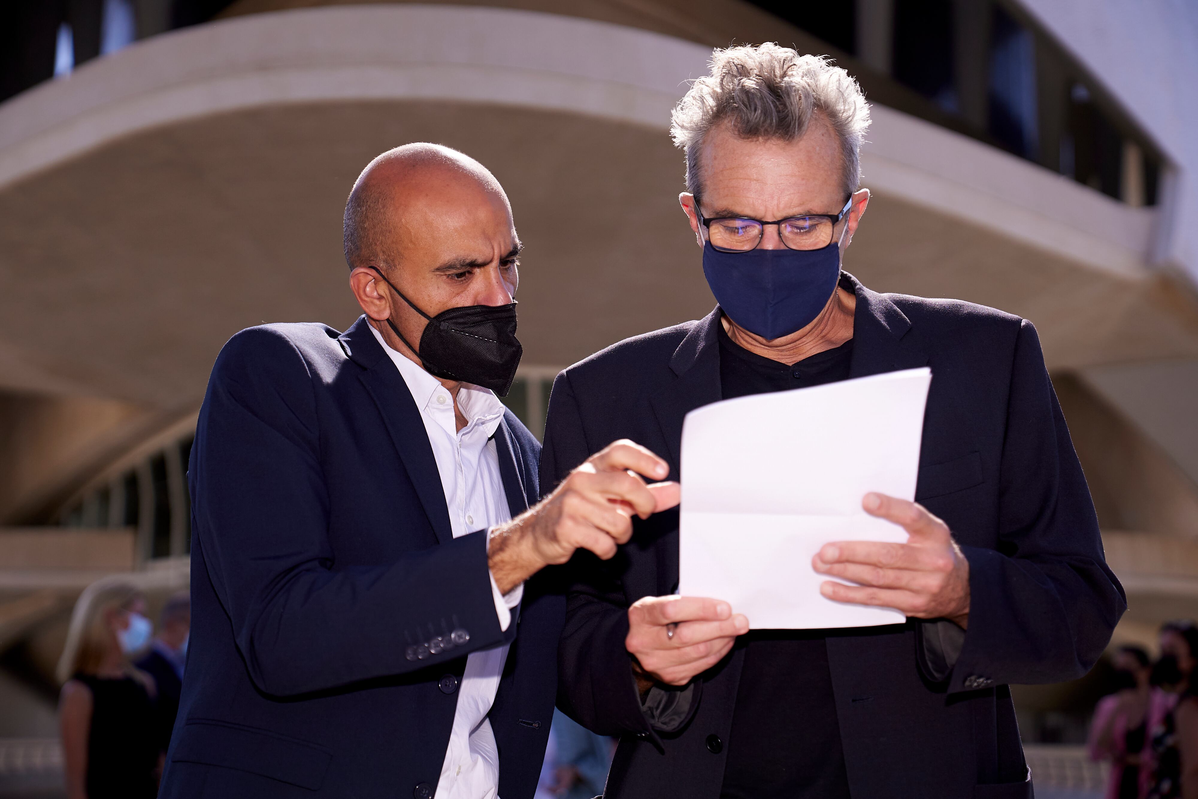 Foto de archivo de un momento previo a la rueda de prensa de los premios Goya 2022 en septiembre de 2021. Vicepresidente y presidente de la Academia del Cine Español, Rafael Portela y Mariano Barroso