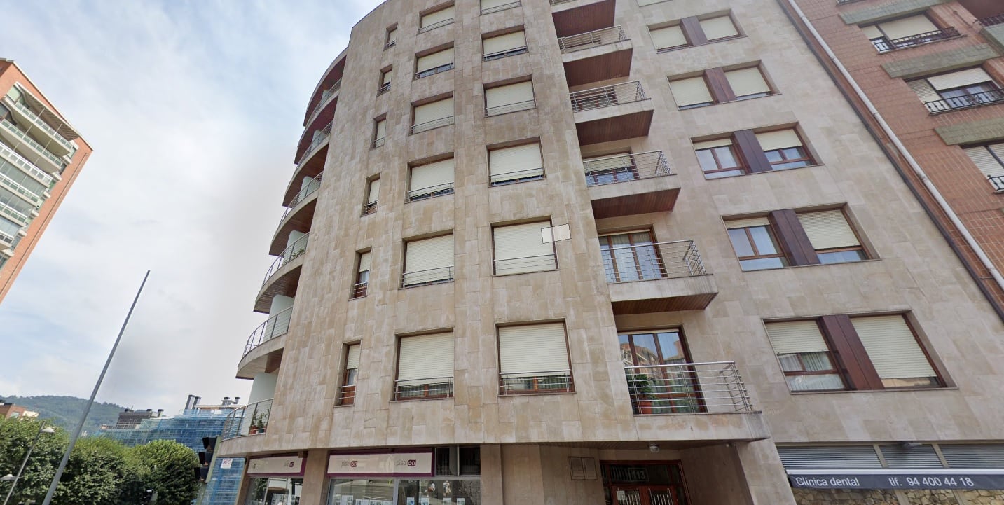 El fuego se originó en uno de los primeros pisos del edificio. / Google Street View