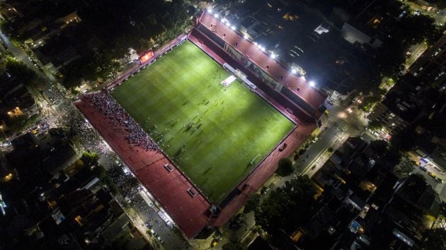 Estadio iluminado en Buenos Aires en homenaje a Maradona.