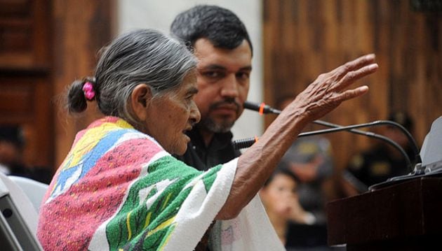 Una mujer atestigua durante el juicio en el Tribunal de Mayor Riesgo de Guatemala en febrero de 2016. Foto: Mujeres Transformando el Mundo.