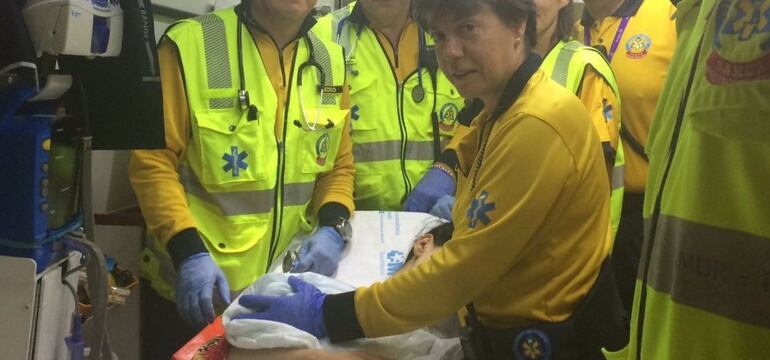 Trabajadores del SAMUR Social de Madrid atienden a la madre y al recién nacido.